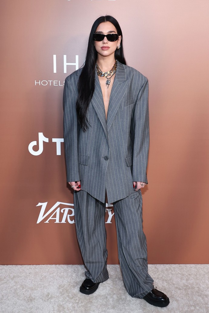 Dua se v obleku značky The Attico skoro ztrácela. 