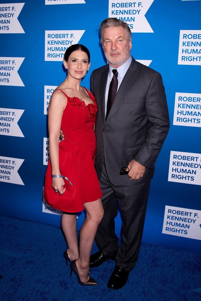 Hilaria Baldwin chtěla mít velkou rodinu, takže když se v jednu chvíli nedařilo počít další dítě, využili s Alecem Baldwinem služeb náhradní matky. Mají spolu sedm dětí, přičemž šesté Hilaria neodnosila sama. 