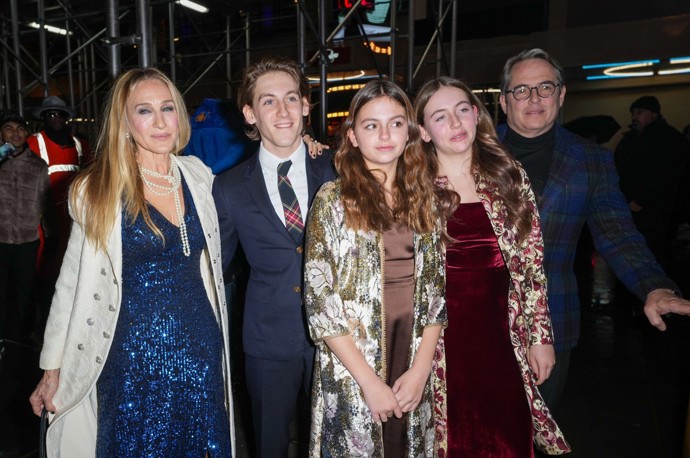 Sarah Jessica Parker a Matthew Broderick využili služeb náhradní matky k rozšíření rodiny o dvojčata Tabithu a Lorettu. Hvězda seriálu Sex ve městě sama odnosila jen syna  Jamese (20). 