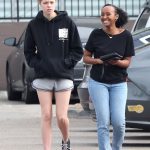 Jenže koncem minulého roku se vše vrátilo do starých kolejí. Shiloh se nechala ostříhat na ježka a vrátila se k pohodlnému chlapeckému oblečení. Jak vidno, Shi (na snímku se sestrou Zaharou) se stylově a možná i genderově stále hledá.