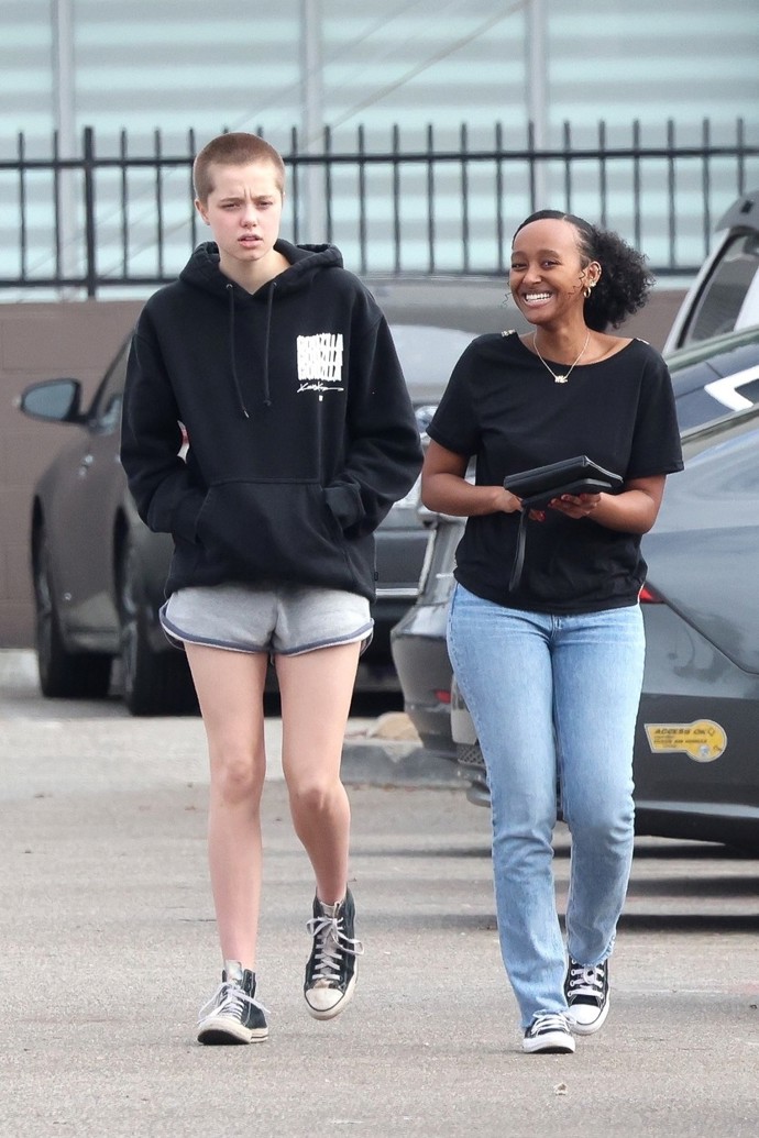 Jenže koncem minulého roku se vše vrátilo do starých kolejí. Shiloh se nechala ostříhat na ježka a vrátila se k pohodlnému chlapeckému oblečení. Jak vidno, Shi (na snímku se sestrou Zaharou) se stylově a možná i genderově stále hledá.