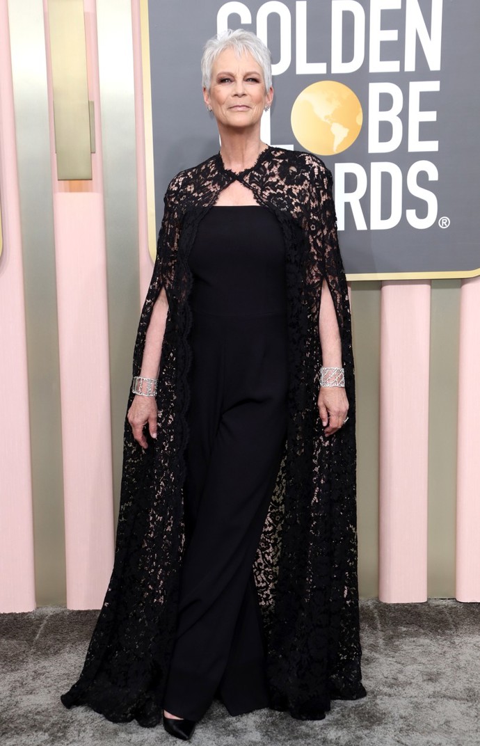 Herečka Jamie Lee Curtis oblékla černý overal, který ozvláštnila krajkovým pláštěm. 