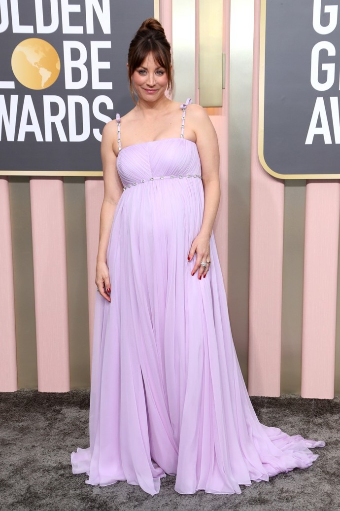 Herečka Kaley Cuoco předvedla rostoucí těhotenské bříško v šatech od Very Wang. 