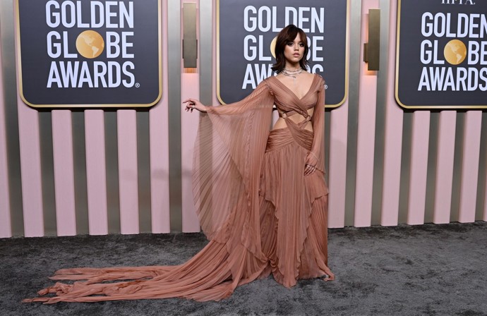 Zářivé zdobení postrádal model aktuální seriálové hvězdy Jenny Ortegy. Její šaty byly ovšem zajímavé svými průstřihy a lehkým materiálem. Znovu značka Gucci. 