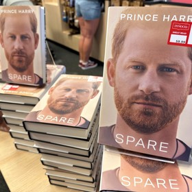 V úterý 10. ledna vstoupila na trh vzpomínková kniha prince Harryho Spare (Náhradník). V ní pátý následník trůnu odhalil několik skandálních tajemství 
britské královské rodiny. Zajímavostí je, že kniha šla hned druhý den po vydání na některých trzích (například v Austrálii) do slevy...
