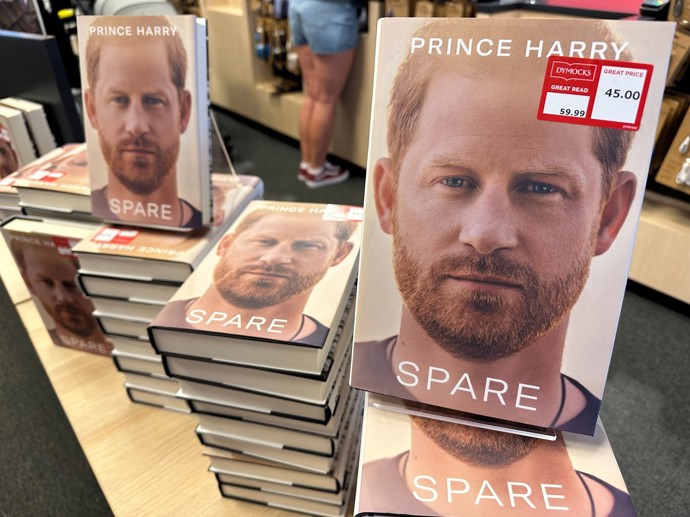 V úterý 10. ledna vstoupila na trh vzpomínková kniha prince Harryho Spare (Náhradník). V ní pátý následník trůnu odhalil několik skandálních tajemství 
britské královské rodiny. Zajímavostí je, že kniha šla hned druhý den po vydání na některých trzích (například v Austrálii) do slevy...