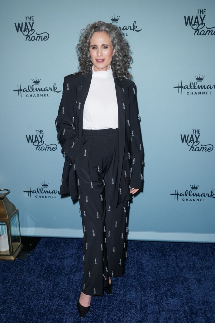 Andie MacDowell (64) propaguje přirozenou krásu, která zahrnuje i stárnutí a šediny. Je odpůrkyní přehnaných úprav a je na to pyšná. Na premiéru televizního seriálu The Way Home vynesla oblek od návrháře Michaela Lo Sorda.