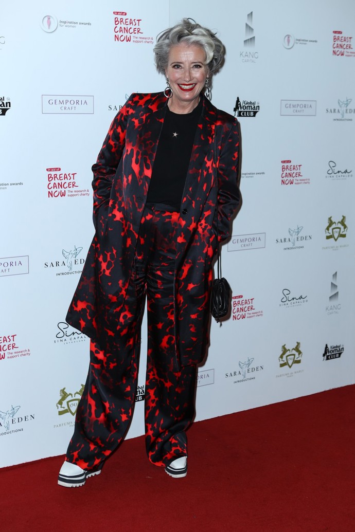 Emma Thompson působí v ohnivém obleku jako ďáblice. 