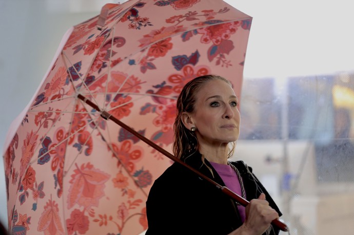 Nevyvážený outfit doladila oblíbeným účesem s názvem wet look. 