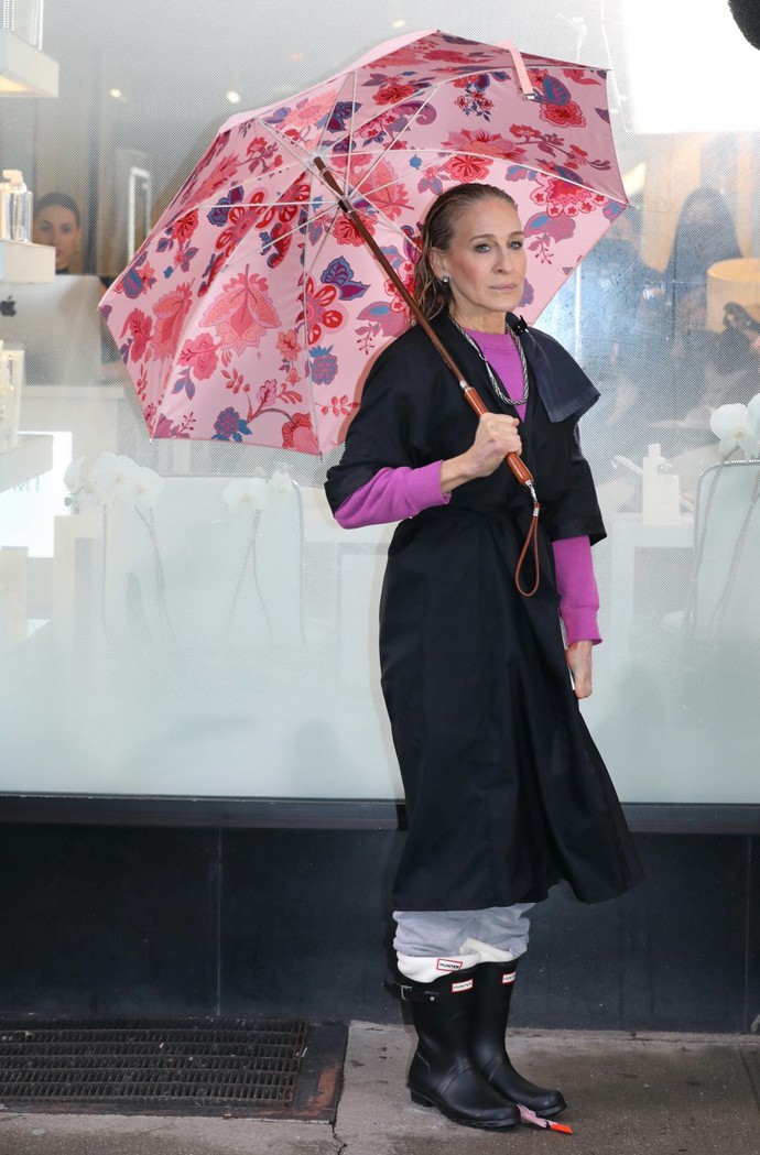 V pauzách mezi natáčením si v chladném počasí obula holiny, které možná vypadají k volnočasovému modelu lépe. 