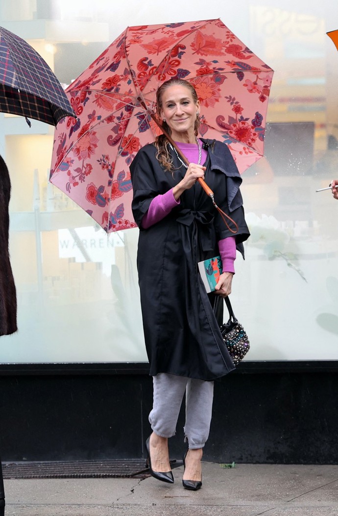 Sarah Jessica Parker na snímku z natáčení nových dílů seriálu A jak to bylo dál... v prazvláštním outfitu.