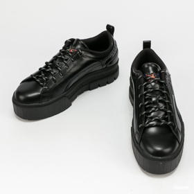 Nízké tenisky od značky Puma s názvem Mayze Flutur Dua Lipa v celočerném provedení. 2 624 Kč