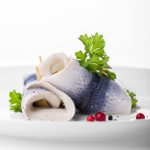 Sledě se v Polsku a Skandinávii pojídají kvůli jejich stříbrnému zbarvení, mají přinést rok prosperity a štědrosti.