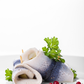 Sledě se v Polsku a Skandinávii pojídají kvůli jejich stříbrnému zbarvení, mají přinést rok prosperity a štědrosti.