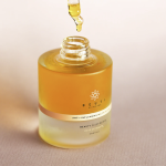 14 rostlinných olejů včetně mořské rostliny Sea Whip, která je silně protizánětlivá, protože neutralizuje enzymy odpovědné za stárnutí pokožky, obsahuje oblíbený elixír Kate od značky Beuti Skincare za 47 liber. 