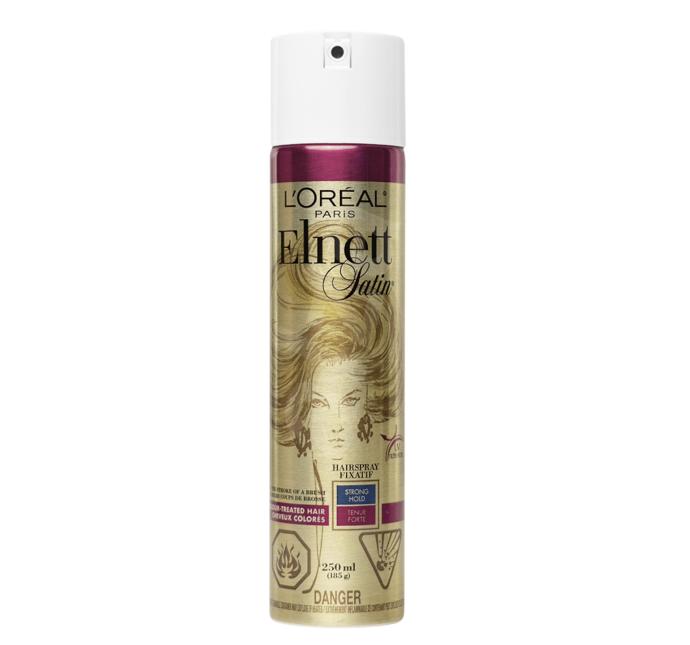 Vlasová stylistka Kate před lety prozradila, že na Kateiny vlasy používá velmi dostupný lak na vlasy od L'Oréal Paris. Elnett Satin Hairspray, extra silně držící, zakoupíte už od 87 Kč.