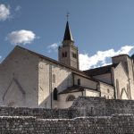 Ve 14. století se Venzone prohnal mor. Kvůli nedostatku místa na hřbitově se oběti moru pohřbívaly pod kostelem. Během jeho rekonstrukce v roce 1647 objevili tuto provizorní hrobku dělníci.