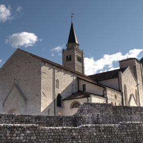 Ve 14. století se Venzone prohnal mor. Kvůli nedostatku místa na hřbitově se oběti moru pohřbívaly pod kostelem. Během jeho rekonstrukce v roce 1647 objevili tuto provizorní hrobku dělníci.