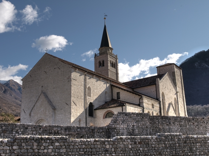 Ve 14. století se Venzone prohnal mor. Kvůli nedostatku místa na hřbitově se oběti moru pohřbívaly pod kostelem. Během jeho rekonstrukce v roce 1647 objevili tuto provizorní hrobku dělníci.