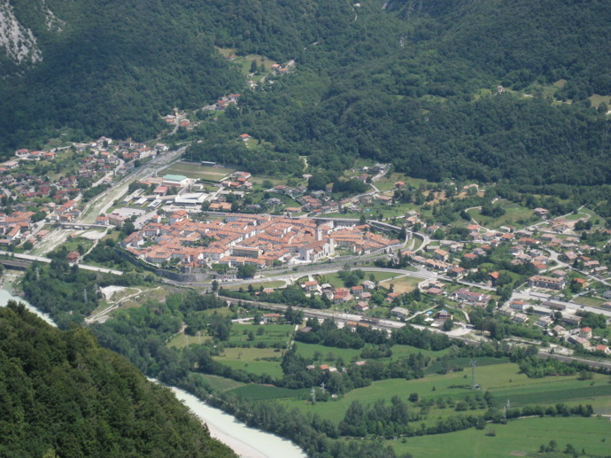 Italské městečko Venzone najdeme pod vrcholky Julských Alp, v provincii Udine. První zmínky o něm se datují do roku 923. Název Venzone však získalo až v roce 1001. 