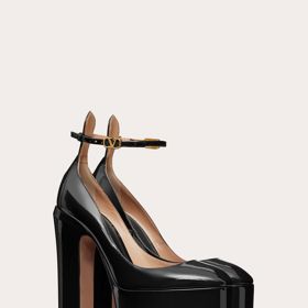 15,5 cm vysoké podpatky a 6 cm vysokou platformu mají lodičky Valentino, které obouvá například Jenna Ortega. 980 eur