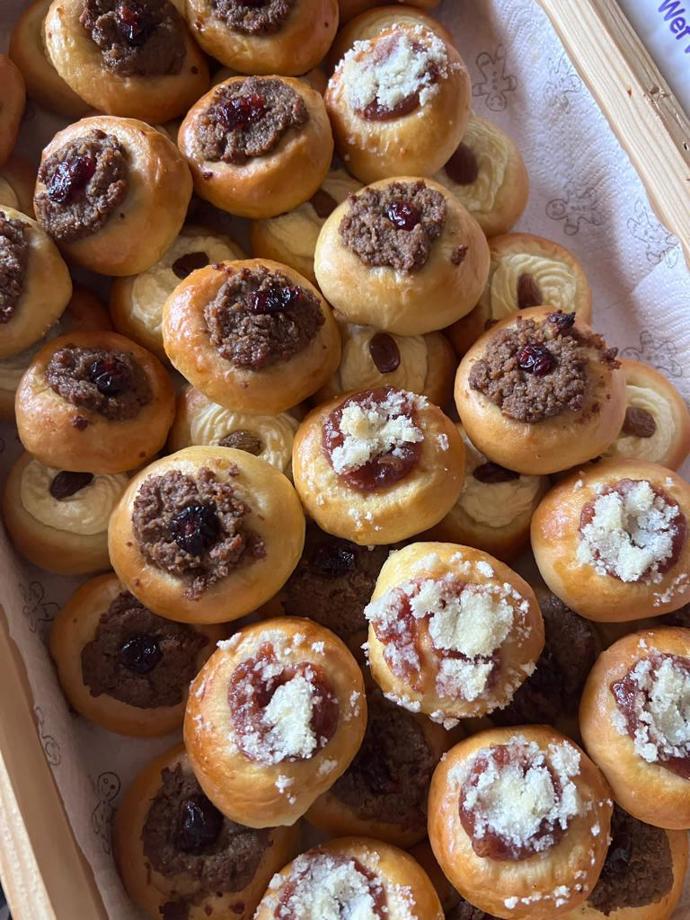 Na oslavě nechyběly ani dezerty v podobě koláčků. 