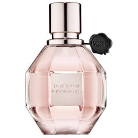 Značka Victor&Rolf uvedla parfém FlowerBomb v roce 2005 a například v roce 2021 se jeden její flakónek v Americe prodal každou minutu. I když by se zdálo, že jde jen o klasickou květinovou vůni, jak název napovídá, najdete v ní mnohem více. Kromě růže stolisté, jasmínu sambac, frézie a orchideje z ní line hřejivá vanilka a pačuli, které parfému dodávají hloubku. Aktuálně je tváří FlowerBomb Emily Ratajkowski. Cena od 2 000 Kč