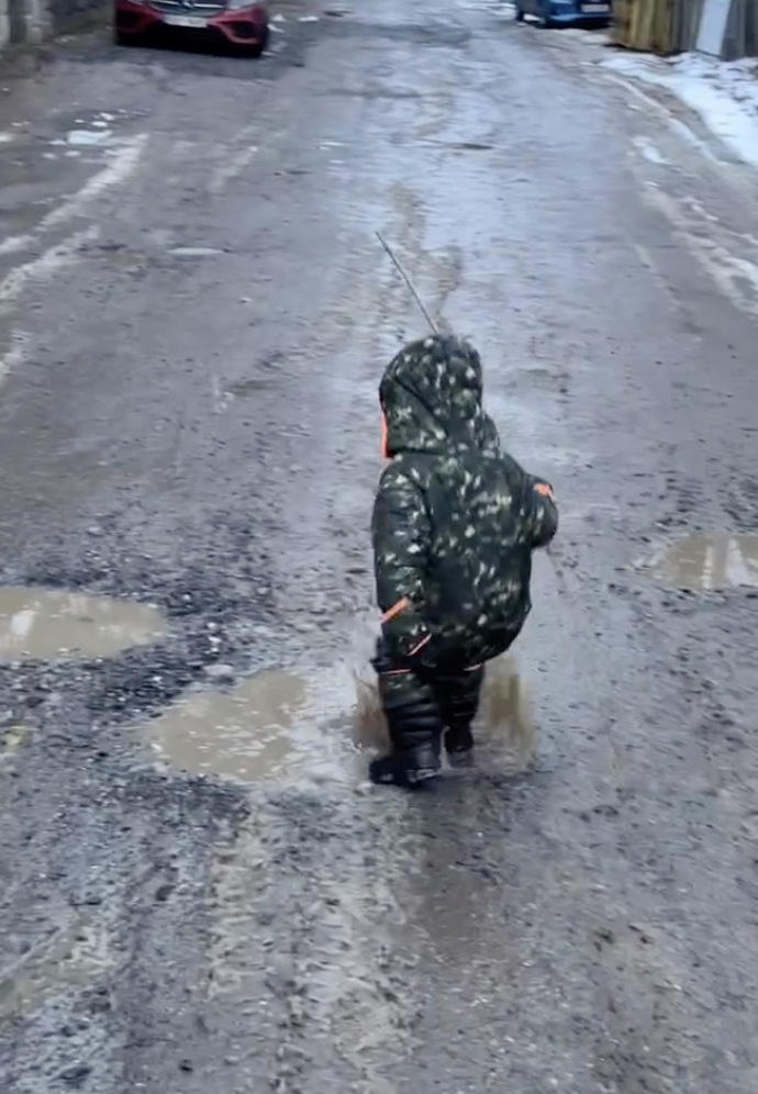 Skákání do louží, dětský fenomén v poznávání světa.