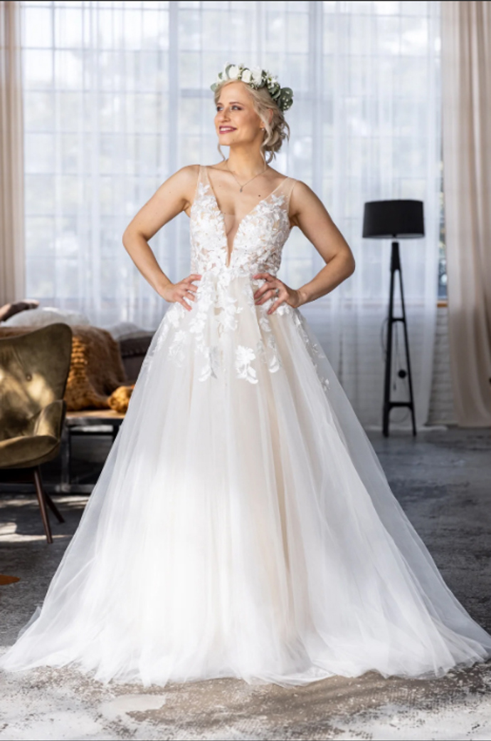 Šaty s krajkou a hlubokým výstřihem. Satyzahubicku, 8 900 Kč