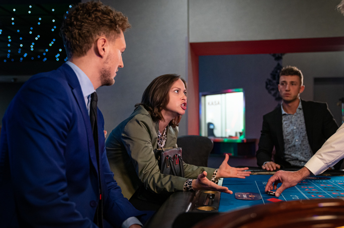 A když v nich vyčetla, že bude mít úspěch, rozhodla se toho využít v kasinu.