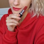 Rtěnka s pudrovým efektem. MAC powder kiss lipstick, odstín Ruby New, 670 kč