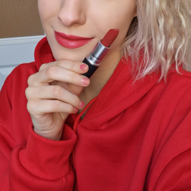 Rtěnka s pudrovým efektem. MAC powder kiss lipstick, odstín Ruby New, 670 kč