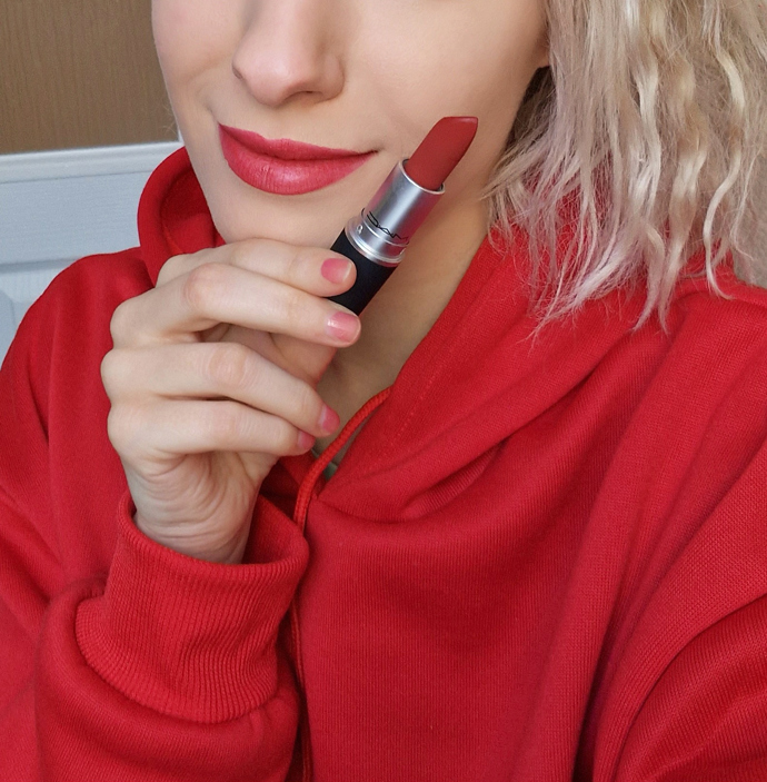 Rtěnka s pudrovým efektem. MAC powder kiss lipstick, odstín Ruby New, 670 kč