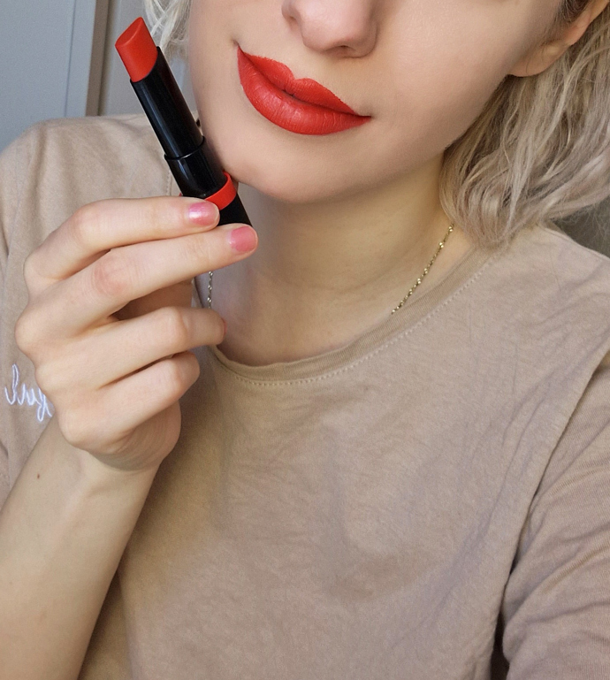 Rtěnka Rimmel se na rtech krásně leskne a nevysušuje rty. Rimmel Lasting Finish, Tangerina, 127 Kč