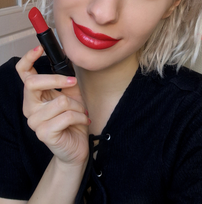 Vášnivě červená rtěnka Catrice. Má hydratační efekt a se širokou plochou rtěnky se dobře nanáší. Catrice Vegan Collagen Matt, 127 Kč