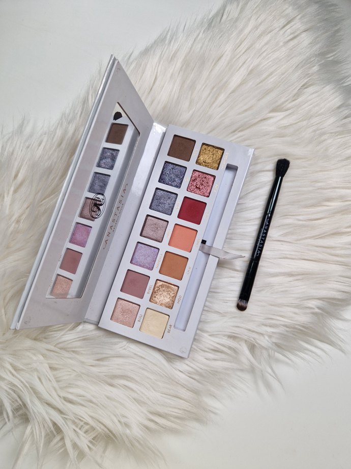 Chcete-li si nalíčit oči pomocí stínů, bude se vám hodit jeden širší štětec a jeden menší s kratšími štětinami. Ideální variantou je pak oboustranný štětec. Takový se nachází například v paletkách Anastasie Beverly Hills. 