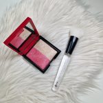 Štětec na tvářenku nebo bronzer. Případně můžete mít dva, každý na konkrétní krok.