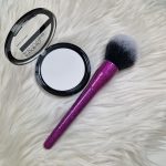 Pro nanesení úměrného množství pudru je dobré používat velký štětec, který zasáhne co největší plochu obličeje. Tento štětec pochází ze sady od značky H&M. Na jejích stránkách se dají štětce pořídit už od 249 Kč.