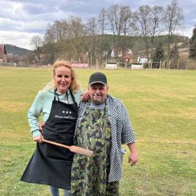 Vendula Pizingerová oslavila 51. narozeniny zabijačkou, se kterou jí pomáhal oblíbený řezník.