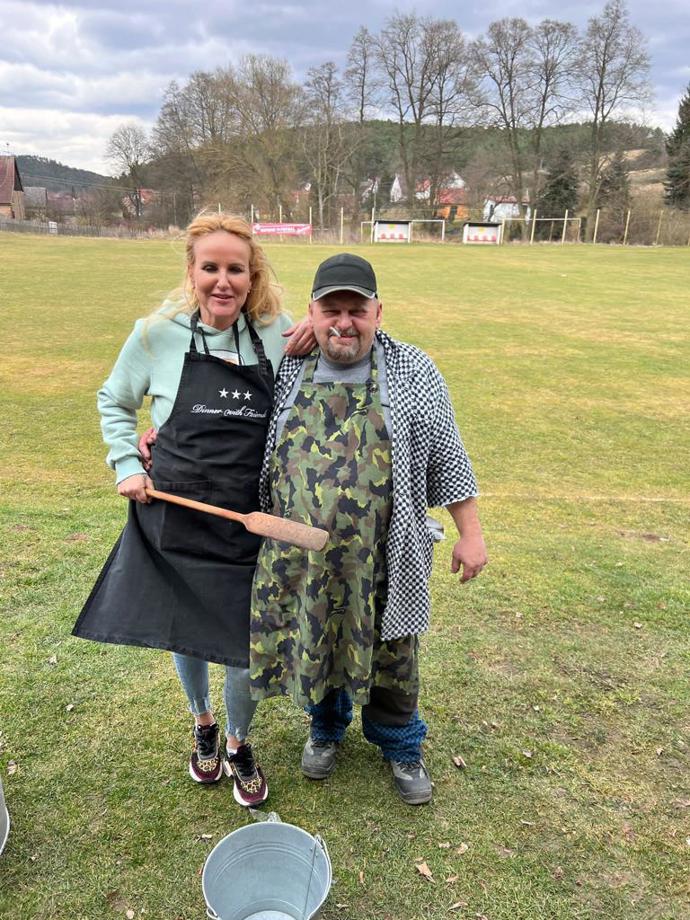 Vendula Pizingerová oslavila 51. narozeniny zabijačkou, se kterou jí pomáhal oblíbený řezník.