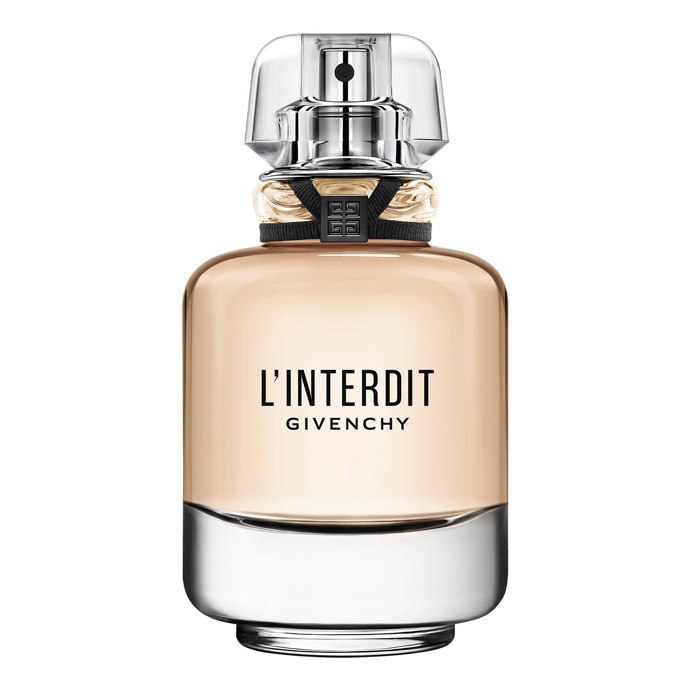 Parfém Audrey Hepburn L’Interdit od Givenchy dnes existuje už v několika verzích. Hubert de Givenchy pro slavnou herečku navrhoval šaty a zároveň pro ni nechal vytvořit i tuto originální vůni. Světu byla představena v roce 1957, ale veřejnost si ji mohla koupit až v 60. letech. V jemné květinové vůni se mísí jasmín, růže, fialka a také dřeviny a trávy. Cena od 1 900 Kč