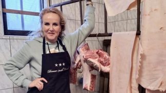 Vendula Pizingerová oslavila narozeniny zabijačkou: Od Pepy jsem dostala zlatej řetízek s vážkou, píše Máma na přechodu