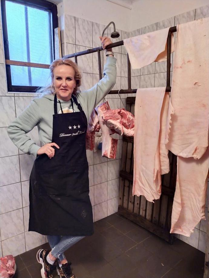 Vendula Pizingerová byla původně nadšená, že se od ženských nic nechce. Dokud někdo nezavelel, že je potřeba uklidit. Pak spolu s jednou paní drhla podlahu pokrytou dvěma centimetry tuku.