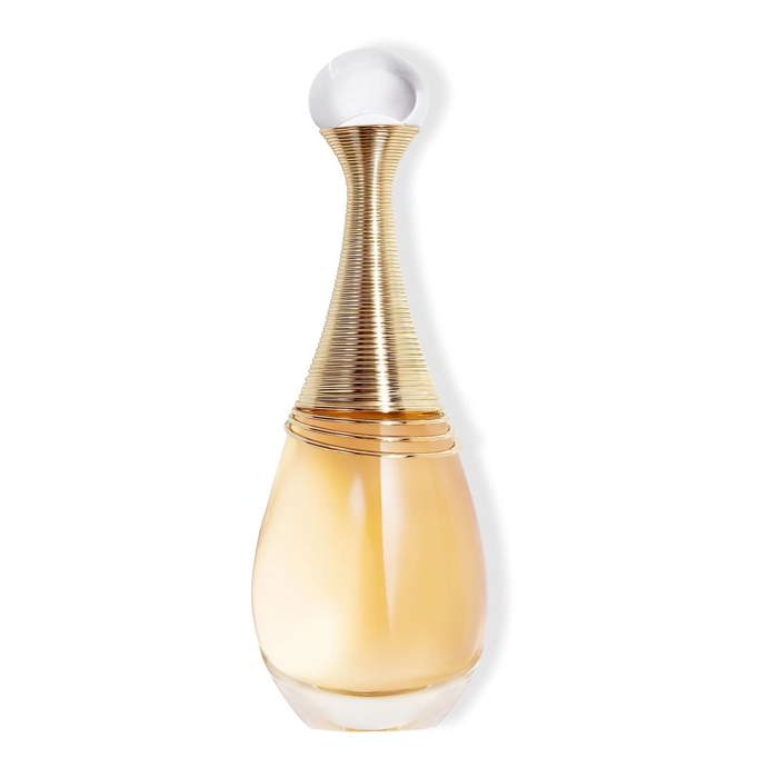 J’Adore je nejprodávanější vůní značky Dior. A není se co divit. Parfém byl uveden v roce 1999, vytvořila jej francouzská mistryně parfémů Calice Becker a o nádherný flakon se postaral Hervé Van der Straeten. Parfém v sobě skrývá opulentní ovocné šťávy s tóny magnolie, tuberózy, pižma ve spojení s vanilkou, konvalinkou, jasmínem, růží a švestkou. Cena od 2 150 Kč