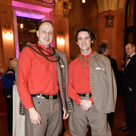 Doprovod mu nedělala dívka, ale člen hradní stráže.