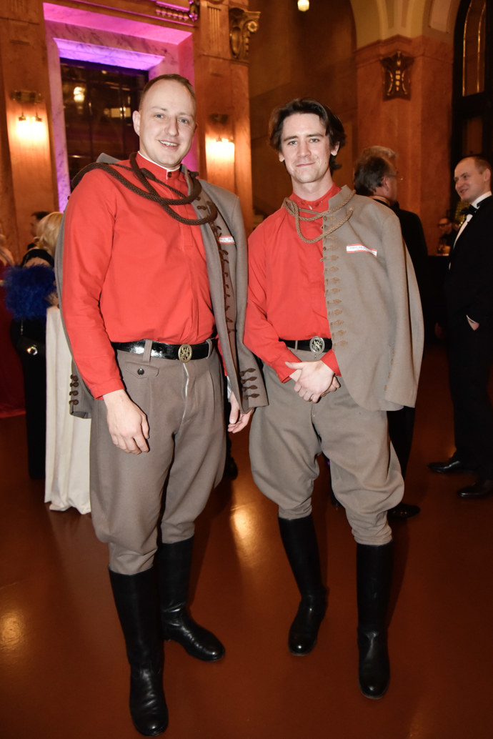 Doprovod mu nedělala dívka, ale člen hradní stráže.