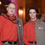 Herec Jan Komínek (vpravo) přišel na Česko-Slovenský ples v sokolském kroji.