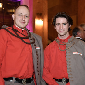 Herec Jan Komínek (vpravo) přišel na Česko-Slovenský ples v sokolském kroji.