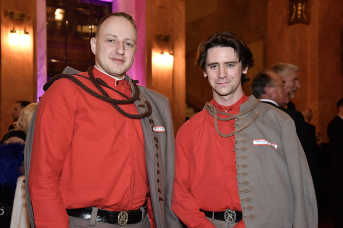 Herec Jan Komínek (vpravo) přišel na Česko-Slovenský ples v sokolském kroji.