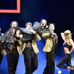 Tereza Mašková se v novém muzikálu The Bodyguard nechává nosit na rukou pohlednými mladíky.